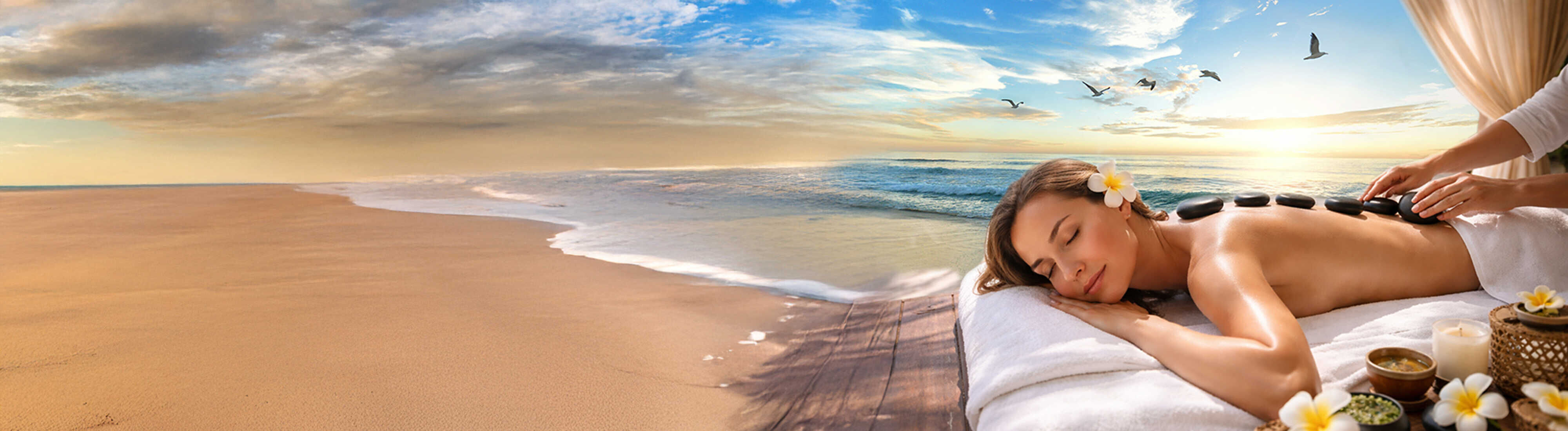 Braunes Handtuch mit weißen Orchideen, Bimsstein und brennender Kerze